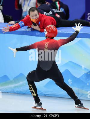 Pékin, Chine.5th févr. 2022.Wu Dajing, de Chine, célèbre après la finale de patinage de vitesse sur piste courte de relais mixte au stade Capital Indoor à Beijing, en Chine, le 5 février 2022.Credit: LAN Hongguang/Xinhua/Alay Live News Banque D'Images
