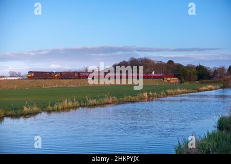 2 West Coast Railways locomotives diesel de classe 33 sur la ligne principale de la côte ouest avec un train de MK1 wagons vides passant devant Catterall, Lancashire. Banque D'Images