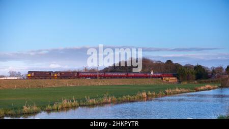 2 West Coast Railways locomotives diesel de classe 33 sur la ligne principale de la côte ouest avec un train de MK1 wagons vides passant devant Catterall, Lancashire. Banque D'Images