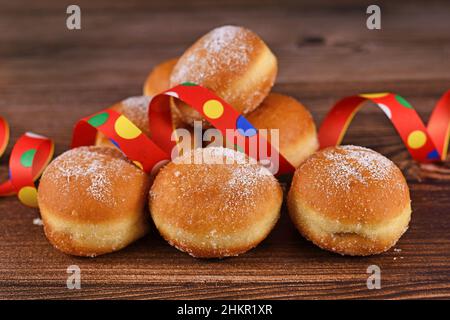 'Berliner Pfannkuchen', un donut allemand traditionnel comme un dessert rempli de confiture faite à partir de pâte de levure douce frite dans la graisse.Traditionnel servi pendant environ Banque D'Images