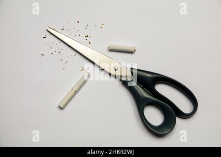 Cigarette en ciseaux.Mauvaise habitude. Banque D'Images