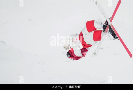 Zhangjiakou, province chinoise du Hebei.5th févr. 2022.Horishima Ikuma, du Japon, participe à la finale de mogules hommes de ski de style libre au parc de neige Genting à Zhangjiakou, dans la province de Hebei, au nord de la Chine, le 5 février 2022.Crédit: Wang Haofei/Xinhua/Alamy Live News Banque D'Images