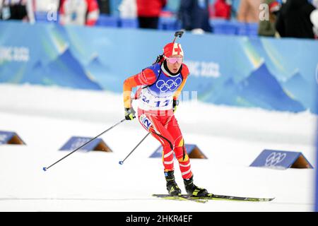 Zhangjiakou (Hebei.5th févr. 2022.Cheng Fangming, de Chine, participe à des compétitions de relais mixte de biathlon de 4x6km (W m) au Centre national de biathlon de Zhangjiakou, dans la province du Hebei, au nord de la Chine, le 5 février 2022.Credit: Zhan Yan/Xinhua/Alay Live News Banque D'Images