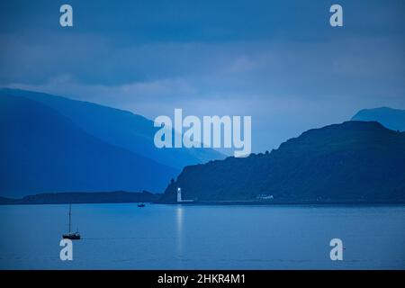 Le phare de Rubha Nan Gall, au nord de Tobermory sur l'île de Mull, diffuse de la lumière sur la baie de Mull Banque D'Images