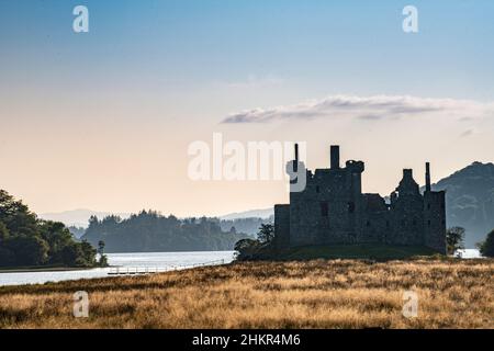 Le château de Kilchurn - une structure en ruines sur une péninsule rocheuse à l'extrémité nord-est du Loch Awe, à Argyll et Bute, en Écosse. Banque D'Images