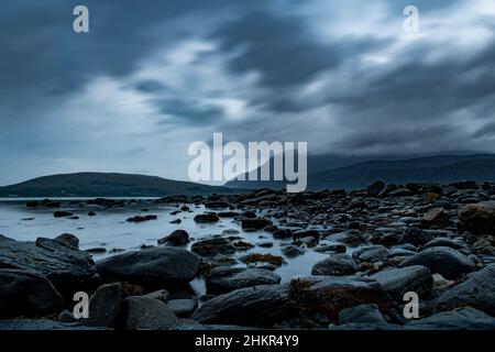 Ciel spectaculaire au-dessus du Loch Canaird, détroit d'eau salée entre le continent écossais et Leis et Harris Banque D'Images