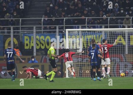 Milan, Italie, 5th février 2022.Olivier Giroud, de l'AC Milan, a obtenu le niveau du match à 1-1 lors de la série A à Giuseppe Meazza, Milan.Le crédit photo devrait se lire: Jonathan Moscrop / Sportimage Banque D'Images