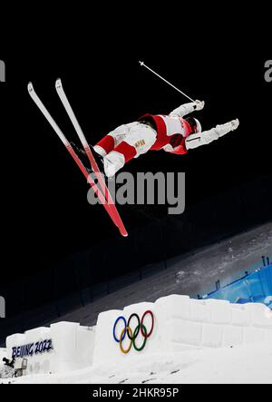 Zhangjiakou, province chinoise du Hebei.5th févr. 2022.Horishima Ikuma, du Japon, participe à la finale de mogules hommes de ski de style libre au parc de neige Genting à Zhangjiakou, dans la province de Hebei, au nord de la Chine, le 5 février 2022.Credit: FEI Maohua/Xinhua/Alamy Live News Banque D'Images