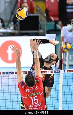 Forum Eurosuole, Civitanova Marche, Italie, 05 février 2022,Attaque de Mauricio Borges Almeida Silva #5 (Tonno Callipo Calabria Vibo Valentia) pendant Cucine Lube Civitanova vs Tonno Callipo Vibo Valentia - Volleyball Italien Serie A Men SuperLeague Championship Championship Banque D'Images