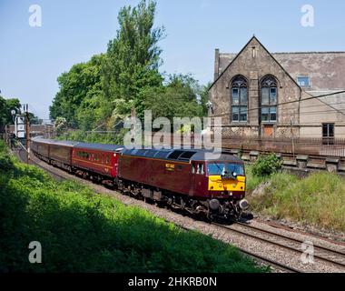 Le train de tourisme de luxe Royal Scotsman passe devant l'école Ripley St Thomas de Lancaster, sur la côte ouest de la ligne principale exploitée par West Coast Railways Banque D'Images