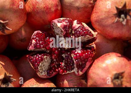 Motif de fond de grenat à grenade.Fond de texture de la pile de fruits frais et cru.Rubis naturel grenade tas vue rapprochée dessus. Banque D'Images