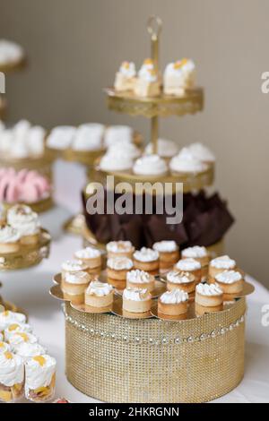 Une variété de gâteaux sont magnifiquement décorées pour célébrer la fête Banque D'Images