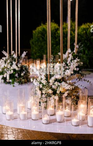 Cérémonie de mariage la nuit avec beaucoup de lumières, des bougies, des lanternes. Belles décorations brillantes romantique au crépuscule Banque D'Images