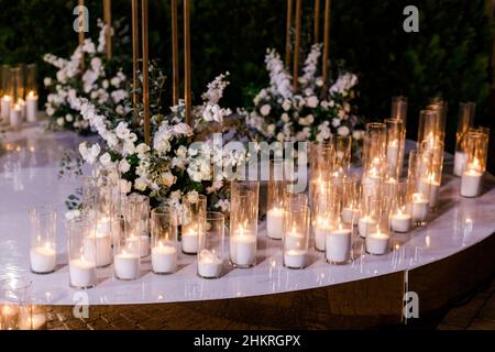 Cérémonie de mariage la nuit avec beaucoup de lumières, des bougies, des lanternes. Belles décorations brillantes romantique au crépuscule Banque D'Images