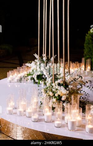 Cérémonie de mariage la nuit avec beaucoup de lumières, des bougies, des lanternes. Belles décorations brillantes romantique au crépuscule Banque D'Images