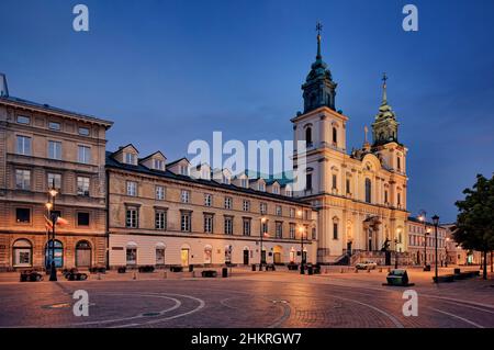 Warszawa rue Krakowskie Przedmieście à Varsovie et église Sainte-Croix Banque D'Images