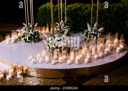 Cérémonie de mariage la nuit avec beaucoup de lumières, des bougies, des lanternes. Belles décorations brillantes romantique au crépuscule Banque D'Images