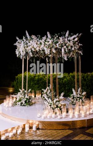 Cérémonie de mariage la nuit avec beaucoup de lumières, des bougies, des lanternes. Belles décorations brillantes romantique au crépuscule Banque D'Images
