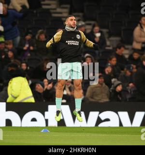 Londres, Royaume-Uni.05th févr. 2022.Neal Maupay, de Brighton & Hove Albion, se réchauffe lors du match rond de la FA Cup 4th entre Tottenham Hotspur et Brighton et Hove Albion au Tottenham Hotspur Stadium, Londres, Angleterre, le 5 février 2022.Photo de Ken Sparks.Utilisation éditoriale uniquement, licence requise pour une utilisation commerciale.Aucune utilisation dans les Paris, les jeux ou les publications d'un seul club/ligue/joueur.Crédit : UK Sports pics Ltd/Alay Live News Banque D'Images