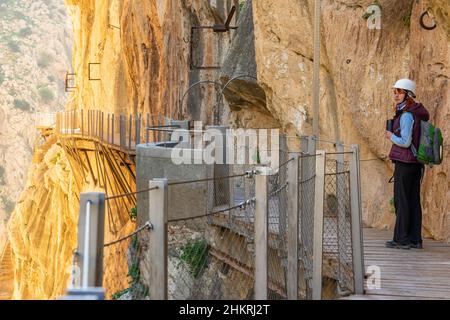 Femme touristique à El Caminito del Rey attraction touristique Malaga, Espagne Banque D'Images