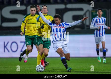 SITTARD, PAYS-BAS - FÉVRIER 5: Mat Seuntjens de Fortuna Sittard, Trustin van 't Loo de SC Heerenveen pendant le match néerlandais Eredivisie entre Fortuna Sittard et SC Heerenveen à Fortuna Sittard Stadion le 5 février 2022 à Sittard, pays-Bas (photo par Orange van Perry de Leuvert) Banque D'Images