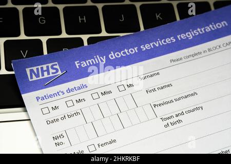 UK NHS formulaire d'enregistrement des services médicaux de la famille placé sur le clavier.GMS1 formulaire avec LES DÉTAILS DU PATIENT.Royaume-Uni, Stafford, 18 décembre 2021. Banque D'Images