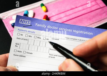 Formulaire d'enregistrement des services médicaux de la famille NHS au Royaume-Uni et formulaire de remplissage par le patient.GMS1 formulaire avec LES DÉTAILS DU PATIENT.Royaume-Uni, Stafford, décembre 18 Banque D'Images