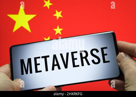 MÉTAVERSE en Chine concept.Mot métaverse vu sur le smartphone et drapeau chinois sur l'arrière-plan flou. Banque D'Images