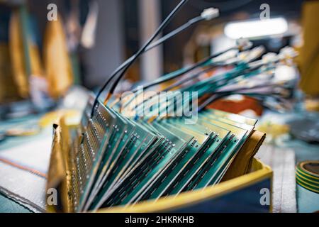 Jeu de puces sur carte de microcircuit pour écrans TFT contemporains dans une boîte en carton en usine d'assemblage de l'atelier de très près Banque D'Images