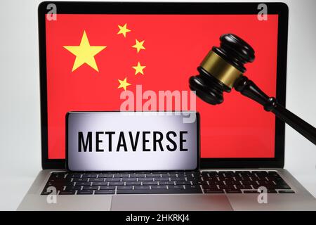 CONCEPT de régulation MÉTAVERSE en Chine.Mot métaverse vu sur smartphone placé sur ordinateur portable avec drapeau chinois et gavel au-dessus. Banque D'Images