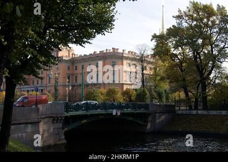 1st Pont de Sadovy au-dessus de la rivière Moyka, Château de Mikhaïlovsky en arrière-plan, Saint-Pétersbourg, Russie Banque D'Images