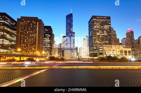 Centre-ville de Chicago vu d'un pont au crépuscule, États-Unis. Banque D'Images