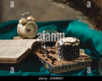 Un plateau en bois avec une bougie et du café parfumés sur le lit.Concept d'hygge.Atmosphère de détente.Style de vie luxueux.Mise au point sélective Banque D'Images