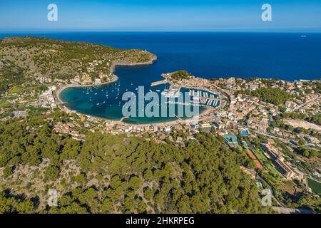 Vue aérienne, Port de Sóller, Port de Sóller, Lighthouses Far de Bufador et Far de sa Creu à l'entrée du port, Sóller, Majorque, Iles Baléares Banque D'Images