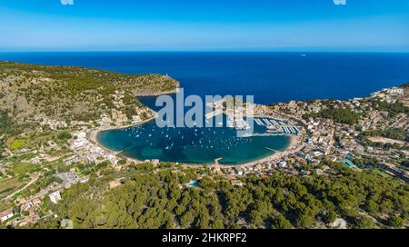 Vue aérienne, Port de Sóller, Port de Sóller, Lighthouses Far de Bufador et Far de sa Creu à l'entrée du port, Sóller, Majorque, Iles Baléares Banque D'Images