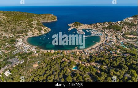 Vue aérienne, Port de Sóller, Port de Sóller, Lighthouses Far de Bufador et Far de sa Creu à l'entrée du port, Sóller, Majorque, Iles Baléares Banque D'Images