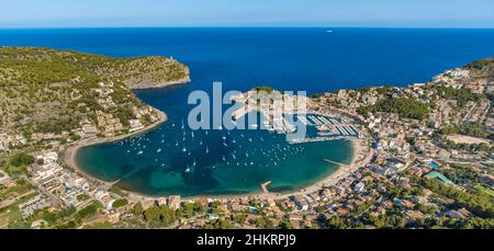 Vue aérienne, Port de Sóller, Port de Sóller, Lighthouses Far de Bufador et Far de sa Creu à l'entrée du port, Sóller, Majorque, Iles Baléares Banque D'Images