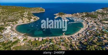 Vue aérienne, Port de Sóller, Port de Sóller, Lighthouses Far de Bufador et Far de sa Creu à l'entrée du port, Sóller, Majorque, Iles Baléares Banque D'Images