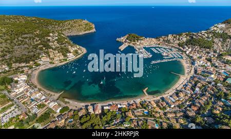 Vue aérienne, Port de Sóller, Port de Sóller, Lighthouses Far de Bufador et Far de sa Creu à l'entrée du port, Sóller, Majorque, Iles Baléares Banque D'Images