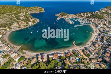 Vue aérienne, Port de Sóller, Port de Sóller, Lighthouses Far de Bufador et Far de sa Creu à l'entrée du port, Sóller, Majorque, Iles Baléares Banque D'Images