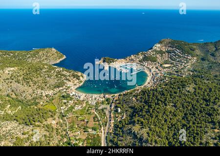 Vue aérienne, Port de Sóller, Port de Sóller, Lighthouses Far de Bufador et Far de sa Creu à l'entrée du port, Sóller, Majorque, Iles Baléares Banque D'Images