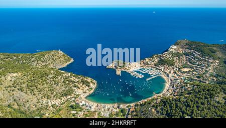 Vue aérienne, Port de Sóller, Port de Sóller, Lighthouses Far de Bufador et Far de sa Creu à l'entrée du port, Sóller, Majorque, Iles Baléares Banque D'Images