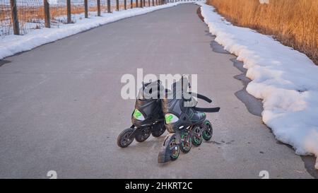 Loveland, CO, États-Unis - 17 janvier 2022 : une paire de patins en ligne sales (K2 MOD 110 Speed Lace) avec des roues de 110 mm après avoir patiné sur une piste de vélo humide en wi Banque D'Images