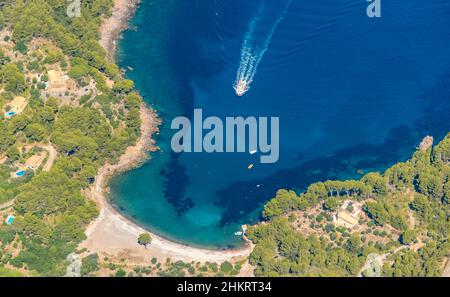 Vue aérienne, bateau à moteur dans la baie et la plage Platja Tuent, Cala Tuent National Forest Area, Escorca, Majorque, Iles Baléares, Espagne,Bay, ES, Europe Banque D'Images