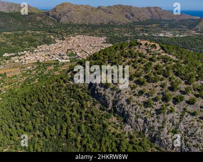 Vue aérienne, vue sur la ville et montagne Puig de Maria avec Santuari de la Mare de Déu del Puig, ancien monastère et chapelle, montagnes Tramuntana, Pollenç Banque D'Images