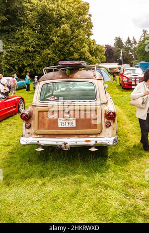 Vue arrière de la familiale Ford Country Squire 1954 d'époque au salon de l'automobile classique américain Banque D'Images