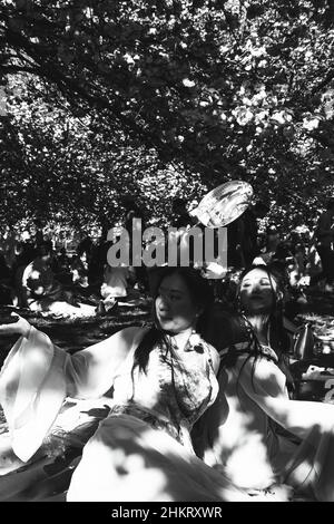 SCEAUX, FRANCE - 20 AVRIL 2019 : jeunes femmes dans un kimono traditionnel à la célébration Hanami des cerisiers en fleurs dans un parc près de Paris. Photo historique noir blanc Banque D'Images