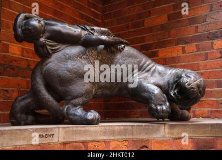 Bremen, Allemagne - Jan 16 2022 Sculpture de Bernhard Hoetger dans la Böttcherstrasse appelée "Leopard portant la nuit" Banque D'Images