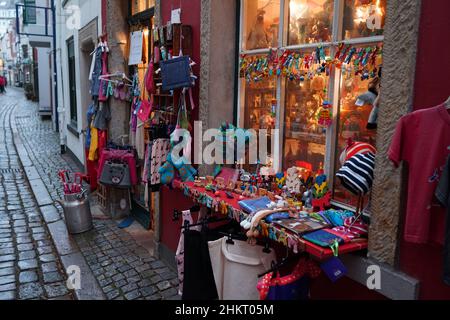 Bremen, Allemagne - Jan 16 2022 Une jolie boutique avec des jouets et des vêtements pour tout-petits.Il est situé dans une petite rue pavée dans le quartier historique de Schnoor Banque D'Images