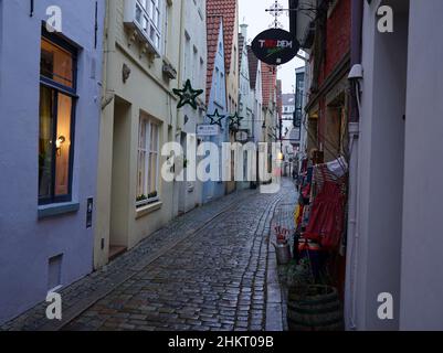 Brême, Allemagne - Jan 16 2022 Une petite rue pavée dans le quartier historique appelé Schnoor à Brême Banque D'Images